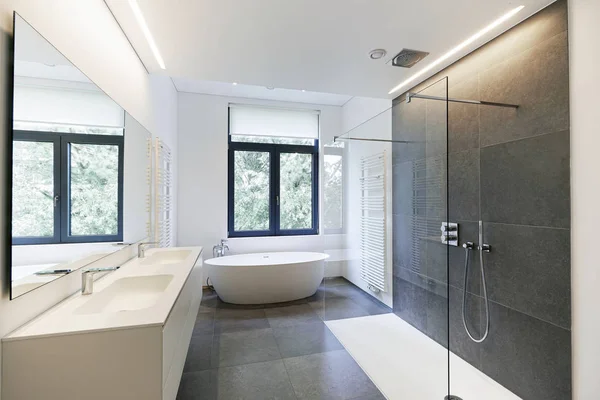 Bañera Corian Grifo Ducha Baño Azulejos — Foto de Stock