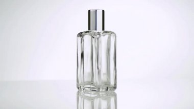 360 derece döndürme bir erkek parfüm. Şişe sprey