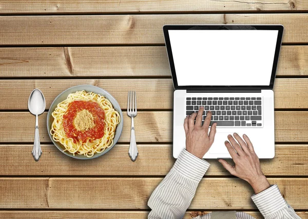 Empresario Trabajando Portátil Pidiendo Pasta Para Almuerzo — Foto de Stock