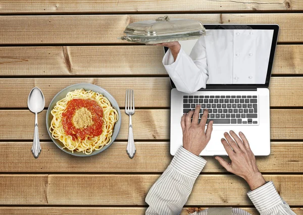 Empresario Trabajando Portátil Pidiendo Pasta Para Almuerzo — Foto de Stock