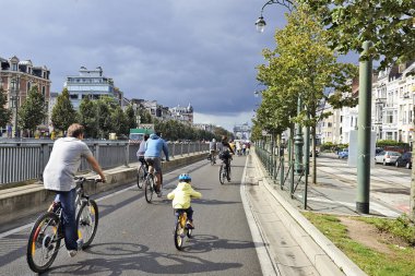 Brussels, Belçika - 21 Eylül 2014: Bisikletçi, joggers, kaykaycı, atlar ve yürüyüşe araba ücretsiz sokakları zevk Pazar günü Tervueren Ave Brüksel-Belçika