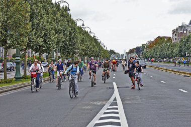 Brussels, Belçika - 21 Eylül 2014: Bisikletçi, joggers, kaykaycı, atlar ve yürüyüşe araba ücretsiz sokakları zevk Pazar günü Tervueren Ave Brüksel-Belçika