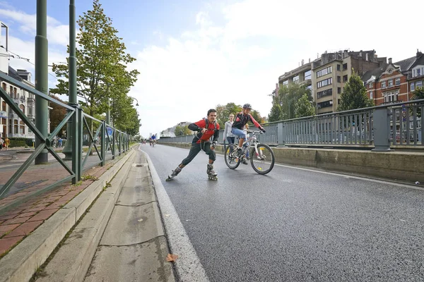 Bruselas Bélgica Septiembre 2014 Bicicleta Corredores Patinador Caballos Caminantes Disfrutan — Foto de Stock