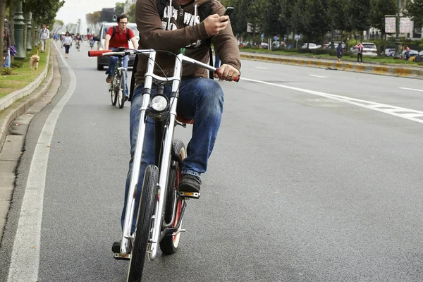 布鲁塞尔 比利时 2014年9月21日 自行车 马和步行者享受汽车自由街道星期日在布鲁塞尔 Tervueren 比利时 — 图库照片