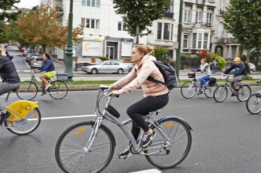 Brussels, Belçika - 21 Eylül 2014: Bisikletçi, joggers, kaykaycı, atlar ve yürüyüşe araba ücretsiz sokakları zevk Pazar günü Tervueren Ave Brüksel-Belçika
