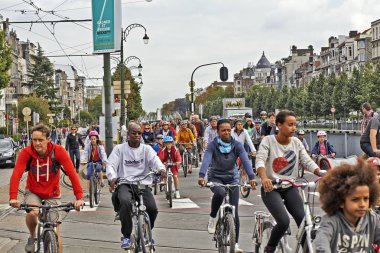Brussels, Belçika - 21 Eylül 2014: Bisikletçi, joggers, kaykaycı, atlar ve yürüyüşe araba ücretsiz sokakları zevk Pazar günü Tervueren Ave Brüksel-Belçika
