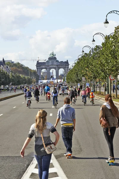 ブリュッセル ベルギー 2014 自転車 ジョギング スケート 馬や歩行者楽しむ車無料街ブリュッセル ベルギーの Tervueren Ave — ストック写真