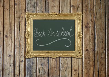 Okul metin geri ahşap dokulu duvar ile eski antika altın çerçeve