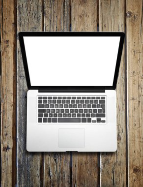 Ahşap masa modern dizüstü aygıtta yukarıdan. Laptop ve ekran kırpma yolu