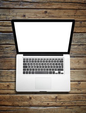 Ahşap masa modern dizüstü aygıtta yukarıdan. Laptop ve ekran kırpma yolu