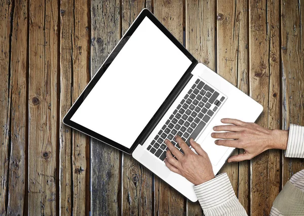Bir Beyaz Gömlek Rustik Ahşap Masa Üstünde Onun Laptop Üzerinde — Stok fotoğraf
