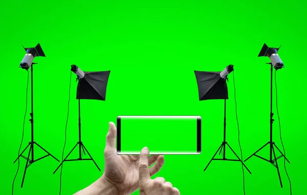 クリッピング パスと緑の背景に分離されたスタジオ照明機器 — ストック写真