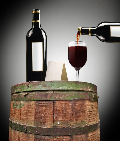 一个有瓶子和玻璃质感的木制和铁啤酒桶的细节 — 图库照片