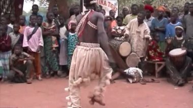 Sevare, Mali, Afrika 14 Ocak 2003: Etnik grup dans Afrika Mali kalp