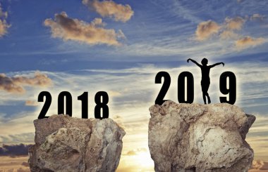 Yeni yıl 2019 için günbatımı arka plan karşı yüzen büyük kaya