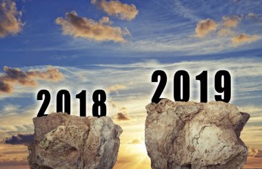 Yeni yıl 2019 için fırtınalı arka plan karşı yüzen büyük kaya