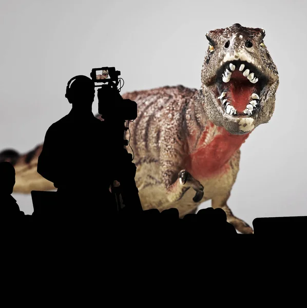 Τηλεοπτική Παραγωγή Κάμεραμαν Σιλουέτα Και Feary Jurassic Τέρας — Φωτογραφία Αρχείου