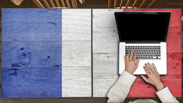 França Bandeira Mesa Madeira Com Laptop Restaurante — Fotografia de Stock