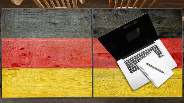德国标记木桌与笔记本电脑在餐馆 — 图库照片