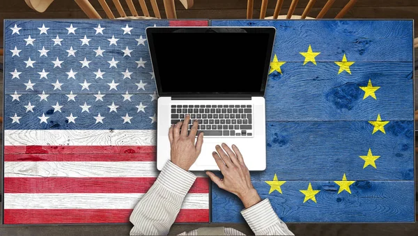 Usa Och Europa Flaggade Träbord Med Laptop Restaurang — Stockfoto