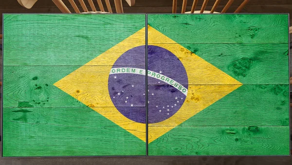 巴西国旗木桌与笔记本电脑在餐馆 — 图库照片