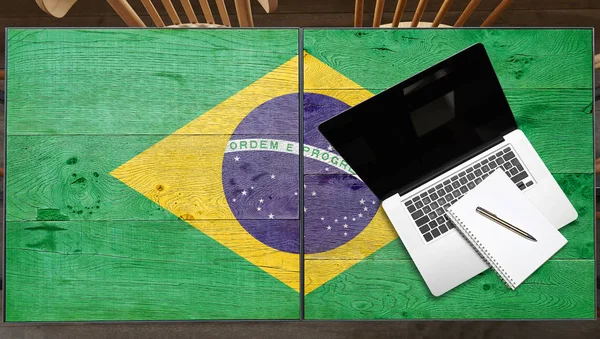 Brazilië Gemarkeerd Houten Tafel Met Laptop Restaurant — Stockfoto