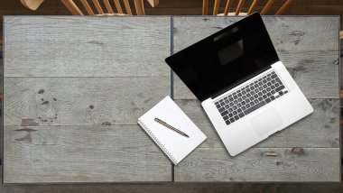 Restoranda iki ahşap masa üstünde Laptop