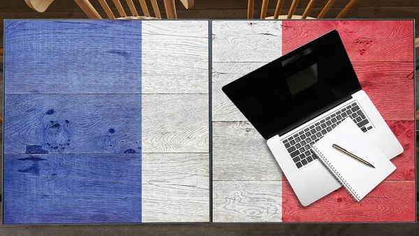 França Bandeira Mesa Madeira Com Laptop Restaurante — Fotografia de Stock