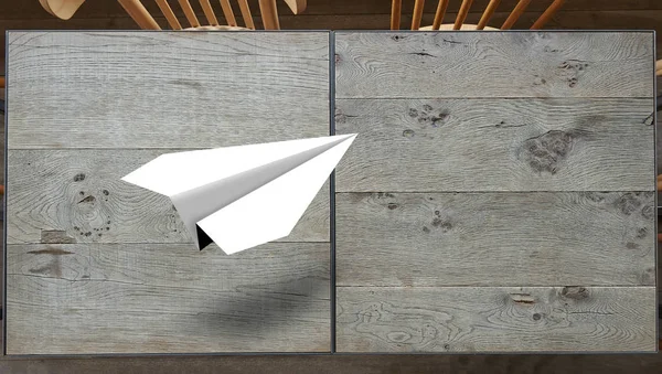 Бумажный Самолет Оригами Пролетел Над Текстурированным Деревянным Столом — стоковое фото