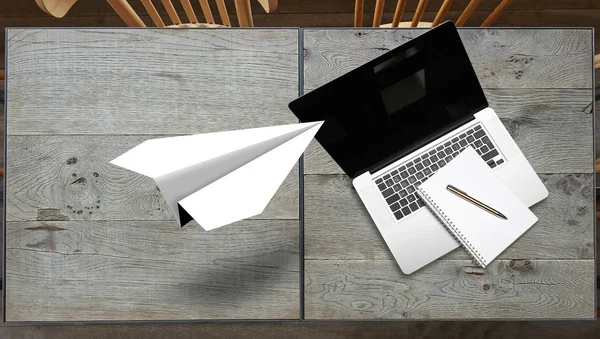 Origami Avion Papier Survolant Table Bois Texturé Ordinateur Portable Ouvert — Photo