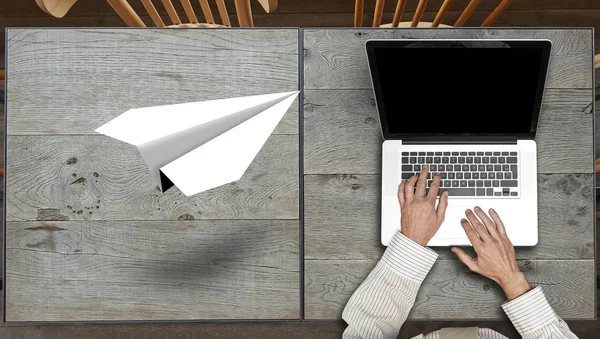 Papieru Origami Samolot Leciał Nad Teksturą Drewniany Stół Otwarty Laptop — Zdjęcie stockowe