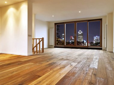 Boş büyük salon iç ahşap zemin ve manzaralı gece şehir ışıkları