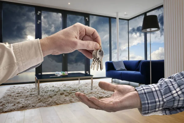 Realtor Dando Chave Casa Comprador Sala Estar Moderna Com Janelas — Fotografia de Stock