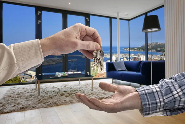 Makler Übergibt Hausschlüssel Käufer Modernem Wohnzimmer Mit Großen Fenstern — Stockfoto