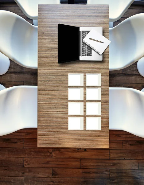 Widok Góry Góry Laptopie Drewniany Stół Krzesła Plastikowe Drewniane Podłogi — Zdjęcie stockowe