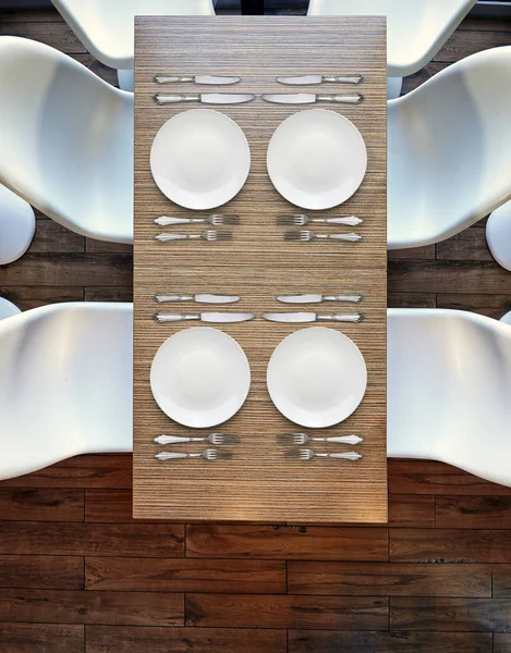 Top View Four Empty Plates Wooden Table Plastic Chairs Hardwood — Stock Photo, Image