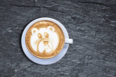 Oyuncak ayı latte sanat kahve Kupası eğik ışık ile dokulu siyah shist