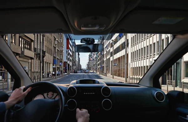 Νεαρός Οδηγός Μέσα Στο Αυτοκίνητο Στο Δρόμο Πόλης — Φωτογραφία Αρχείου