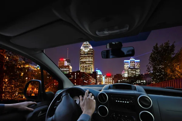 Bir Gece Şehir Manzarası Arıyor Yolda Araba Içinde Genç Sürücü — Stok fotoğraf