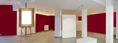 Ressamın şövale ve boş antika altın çerçeve Sergisi Galeri içinde Sanat Müzesi stil aydınlatma ile duvara monte