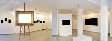 Ressamın şövale ve boş antika altın çerçeve Sergisi Galeri içinde Sanat Müzesi stil aydınlatma ile duvara monte