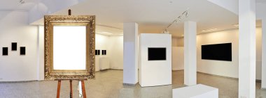 Ressamın şövale ve boş antika altın çerçeve Sergisi Galeri içinde Sanat Müzesi stil aydınlatma ile duvara monte