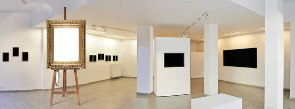 画家のイーゼルとアンティーク ゴールデン枠展示ギャラリーで 壁面アート博物館スタイル照明 — ストック写真