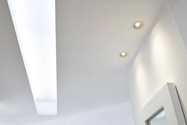 Deux Projecteurs Éclairés Sur Plafond Blanc — Photo