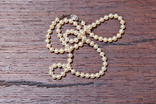 纹理木块上的精美珍珠项链 — 图库照片