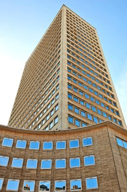 Brussels, Belçika - 17 Şubat 2019: Sablon kulede güzel Brüksel'in eski çeyrek üst. Bu iş merkezi ofisleri doğal ışık bir sürü sunuyor