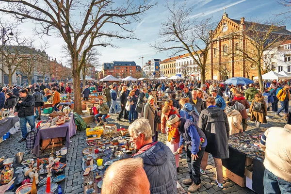 Bruxelas Bélgica Fevereiro 2019 Muitas Pessoas Desfrutam Dia Ensolarado Inverno — Fotografia de Stock