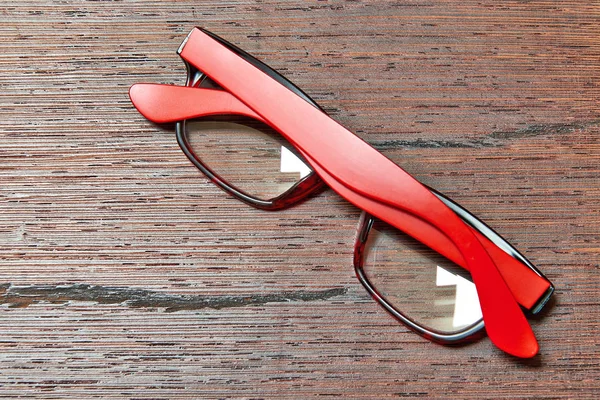 Elegante Brille Auf Braunem Holztisch Mit Spiegelungen Und Schatten Blick — Stockfoto
