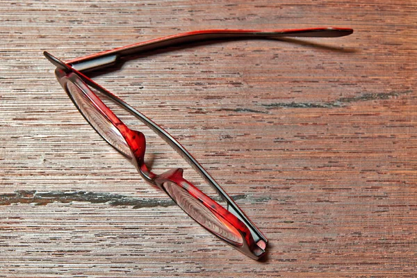 Zarif Gözlük Yansımaları Gölgeler Kahverengi Ahşap Tablo Görüntülemek Yukarıdan — Stok fotoğraf