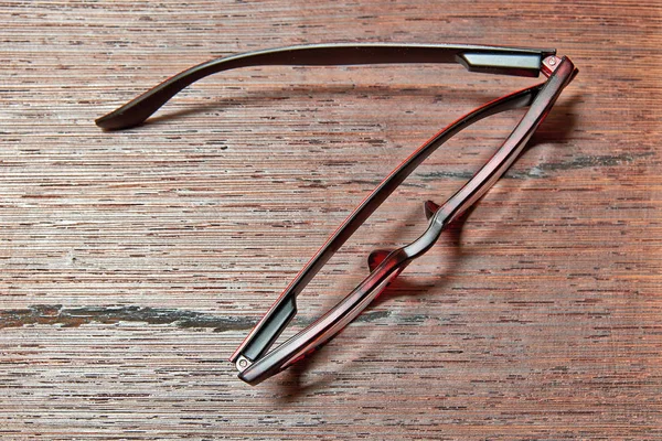 Elegantes Gafas Graduadas Sobre Mesa Madera Marrón Con Reflejos Sombras —  Fotos de Stock